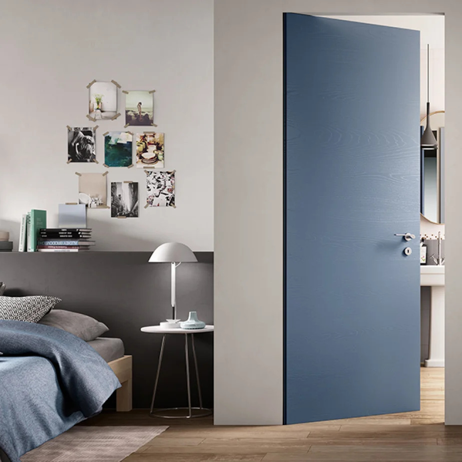 Foto 6 porta colorata pareti e parquet chiaro